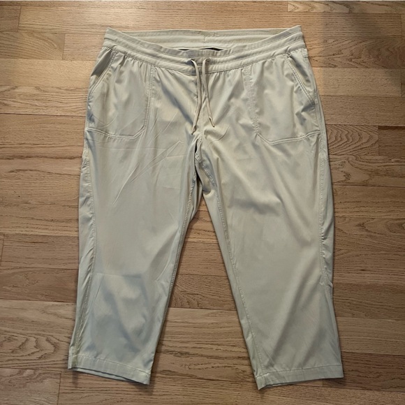 The North Face Aphrodite Motion Capri Pants Water Repelling Gravel Beige Sz 3XL - Picture 1 of 13